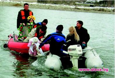 Кръщават бебета в ледени води