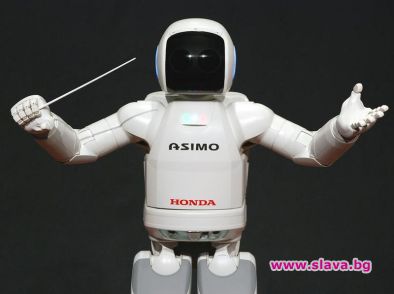 Робот дирижира симфоничен оркестър