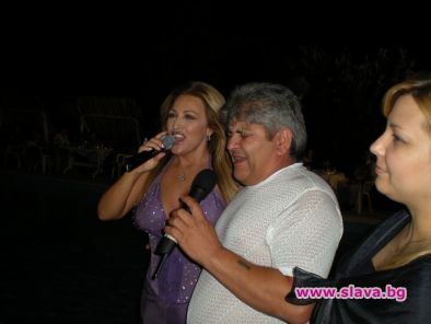 Рени представи новите си песни в Пловдив и награди риболовци