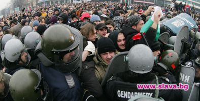 Ранени полицаи и протестиращи