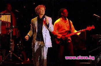 Фронтменът на Simply Red оцелява в самолетен инцидент