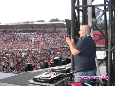 DJ Стивън от Метрополис се стяга за двуседмично турне в САЩ през март