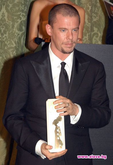 Две рокли на Александър Маккуин на търг в Лондон