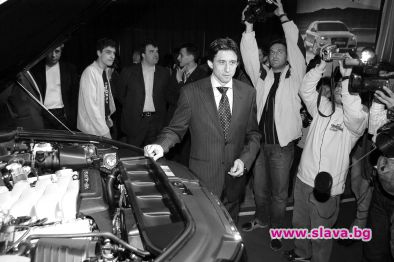 Боримиров троши чувал с пари, показва плочки