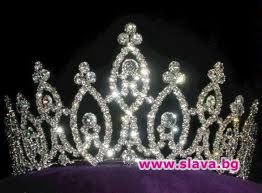 На кого са му нужни толкова корони?