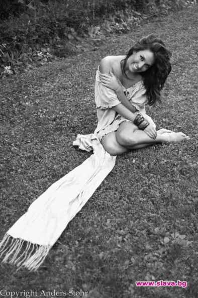 Шведски дипломат направи фотосесия на Дения Пенчева