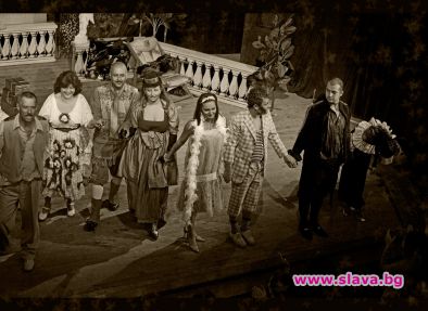 Светлин Стоилов и актьорите от „Мелпомена” със статуетка „Жълта роза” 