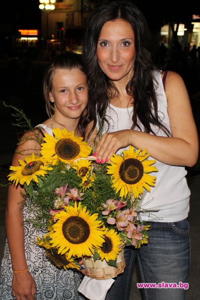 Звездите на Музикалния театър аплодират Мери Бойс Бенд