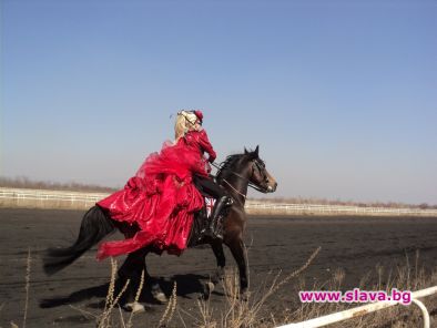 Мира Бъчварова разказва приказка чрез ревю с коне
