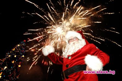 ДЯДО КОЛЕДА ПОСРЕЩНА СТОТИЦИ ГОСТИ ЗА ЗАПАЛВАНЕТО НА ПРАЗНИЧНАТА ЕЛХА