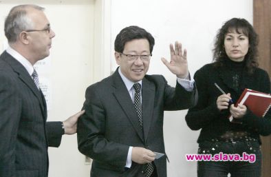 Посланикът на Корея с наша шофьорска книжка 