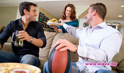 Двама се натискат, третият гледа 