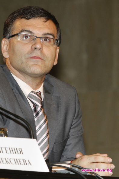 В цената на горивото акцизът и ДДС са повече от нефта