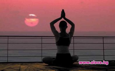 Учител по йога опипва последователки 