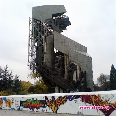 Край на кафенетата пред НДК, иде ред и на паметника