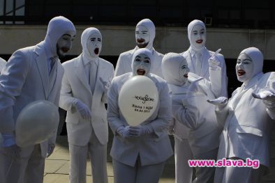 Музикални звезди Voca People се приземиха пред НДК