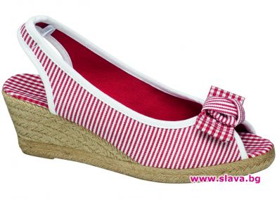 Модата при сандалите: триумф на красивите стъпала