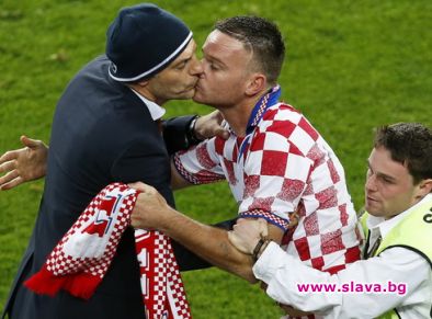 Целувка за Билич=3 години без футбол