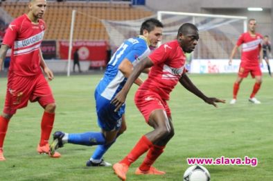 Скандал и в ЦСКА, фенове псуват и замерят футболисти