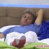 Къци с крак на момиче