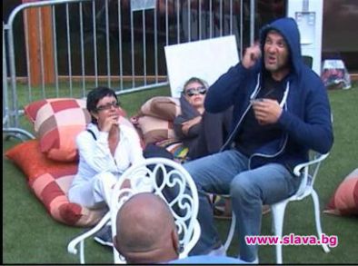 Съквартирантоте потрушиха сервизите