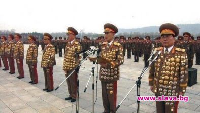 Севернокорейските генерали с ордени и по краката