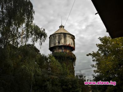 Над 100 артисти за 