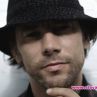 Jamiroquai си взима стая само за шапки