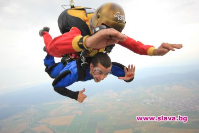 Рафи полетя с парашут