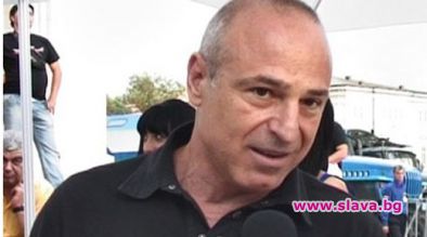 Митко Пайнера строи блок върху детска площадка