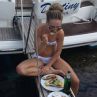 Лора Караджова хапва шишчета на яхта