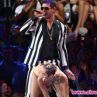 Майли Сайръс по бельо на наградите на MTV