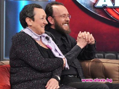 Майката на Дим Дуков храни приятелите му