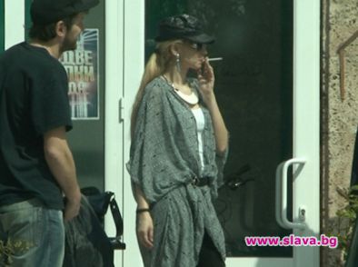 Будистката Нети пуши като комин 