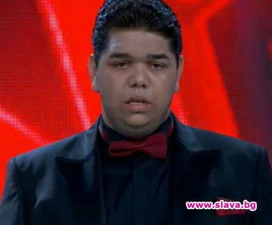 Toмас пее пред празна зала