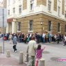 100 на опашка пред централния офис на КТБ, тя иска помощ от БНБ