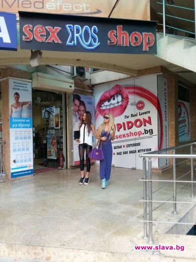 Комична фолк певицата на тур из сексшоповете