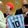 Марадона подари тениска на папа Франциск