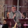 Саксофонистът на Слави събира пари за самолет 