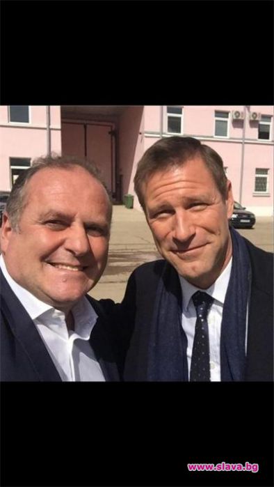 Арън Екхарт си прави селфи в Киноцентъра