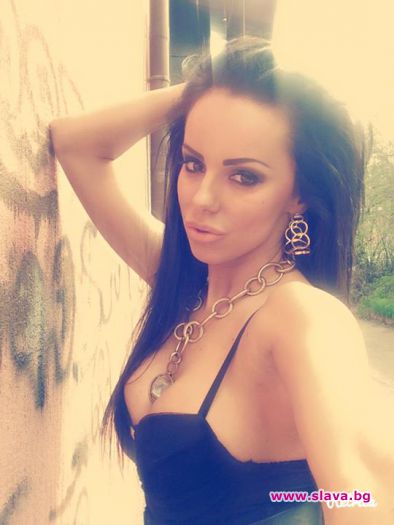 Aнн Джи удари дъното, танцува на пилон за 50 лева