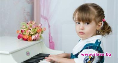 Щерката на Ромина и Дарко свири на пиано 