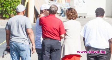 Роднините на Боби Кристина се събират край леглото й