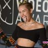 Майли Сайръс водеща на наградите на MTV 
