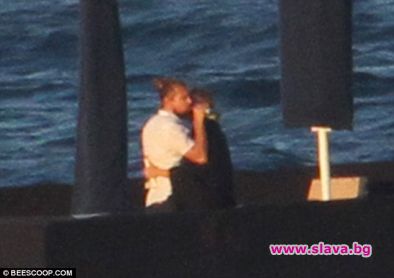 Лео раздвоен между гаджето и бутилката в Сен Тропе