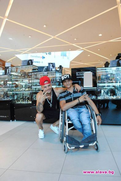 Рапърът Кристо прави бижута за благотворителна кампания