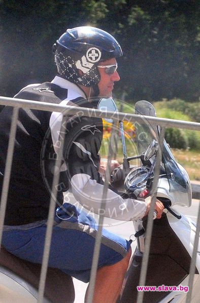 Орлин Павлов лети със скутер