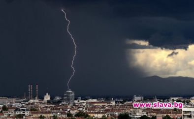 Кадър от бурята в София сред снимките на деня на NYTimes