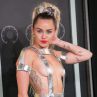 Майли Сайръс поднесе най-скандалната си визия на наградите на MTV