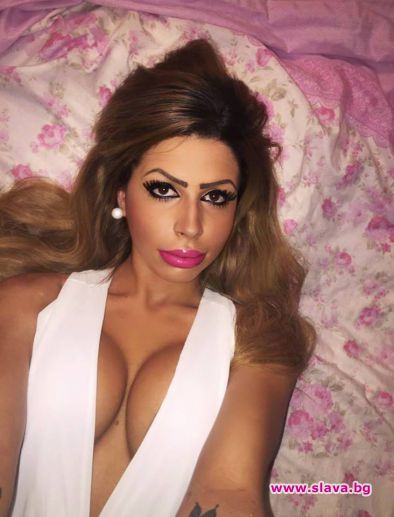 Модел си застрахова устните и бюста